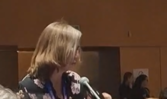 Blanca Bazaco leyendo el comunicado en la Asamblea General